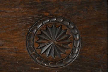 中古　別途有料でデスクにもリメイク可能!!　神戸洋家具　楢(ナラ)材　クラシカルな彫刻入りのドレッサー　(R-086623)