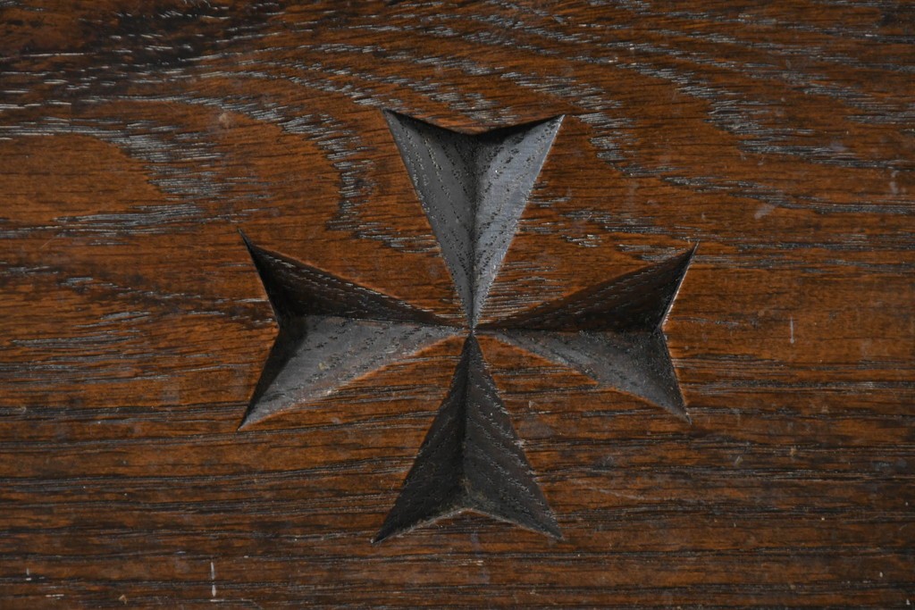 中古　別途有料でデスクにもリメイク可能!!　神戸洋家具　楢(ナラ)材　クラシカルな彫刻入りのドレッサー　(R-086623)