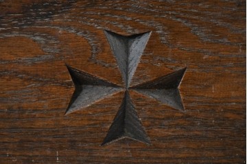 中古　別途有料でデスクにもリメイク可能!!　神戸洋家具　楢(ナラ)材　クラシカルな彫刻入りのドレッサー　(R-086623)