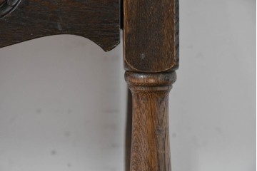 中古　別途有料でデスクにもリメイク可能!!　神戸洋家具　楢(ナラ)材　クラシカルな彫刻入りのドレッサー　(R-086623)