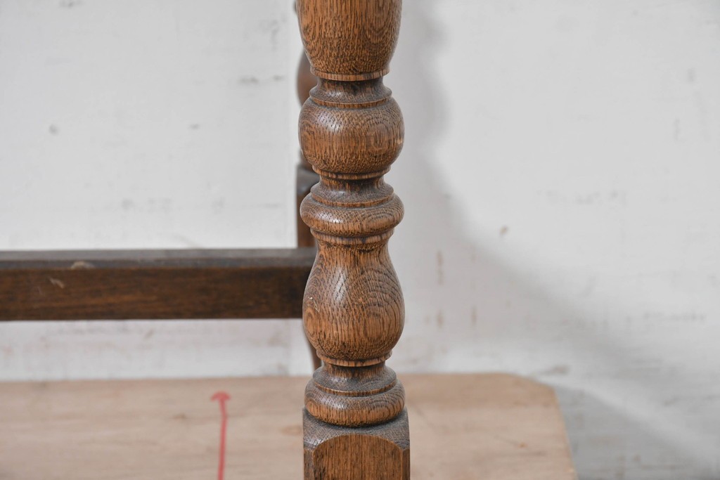 中古　別途有料でデスクにもリメイク可能!!　神戸洋家具　楢(ナラ)材　クラシカルな彫刻入りのドレッサー　(R-086623)