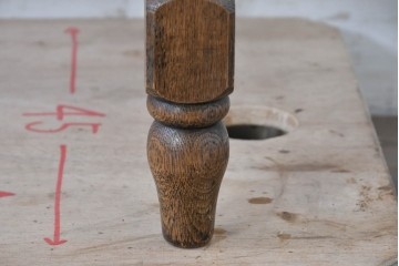 中古　別途有料でデスクにもリメイク可能!!　神戸洋家具　楢(ナラ)材　クラシカルな彫刻入りのドレッサー　(R-086623)