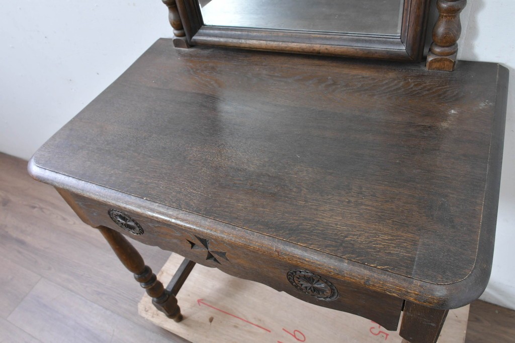 中古　別途有料でデスクにもリメイク可能!!　神戸洋家具　楢(ナラ)材　クラシカルな彫刻入りのドレッサー　(R-086623)