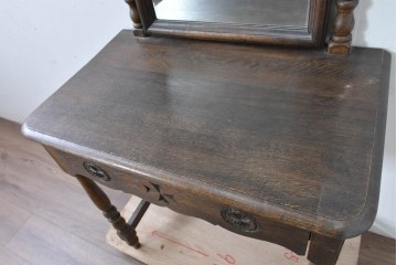 中古　別途有料でデスクにもリメイク可能!!　神戸洋家具　楢(ナラ)材　クラシカルな彫刻入りのドレッサー　(R-086623)