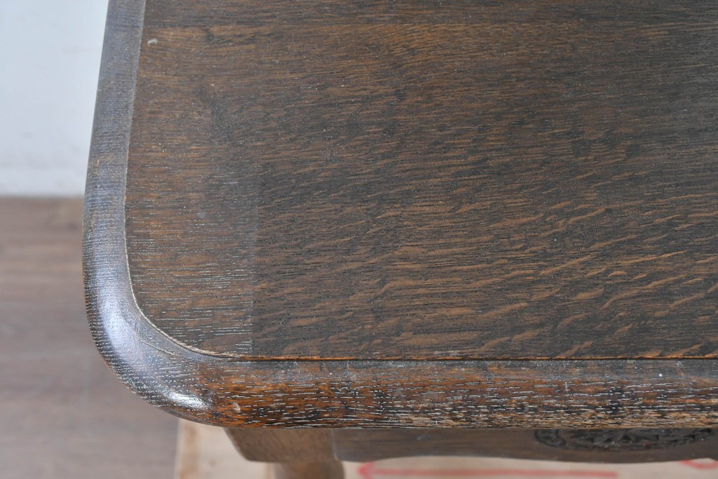 中古　別途有料でデスクにもリメイク可能!!　神戸洋家具　楢(ナラ)材　クラシカルな彫刻入りのドレッサー　(R-086623)