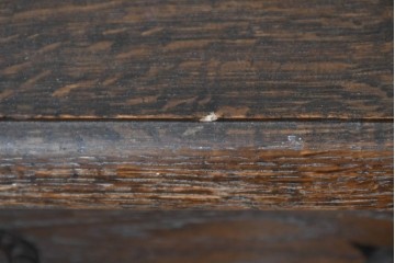 中古　別途有料でデスクにもリメイク可能!!　神戸洋家具　楢(ナラ)材　クラシカルな彫刻入りのドレッサー　(R-086623)