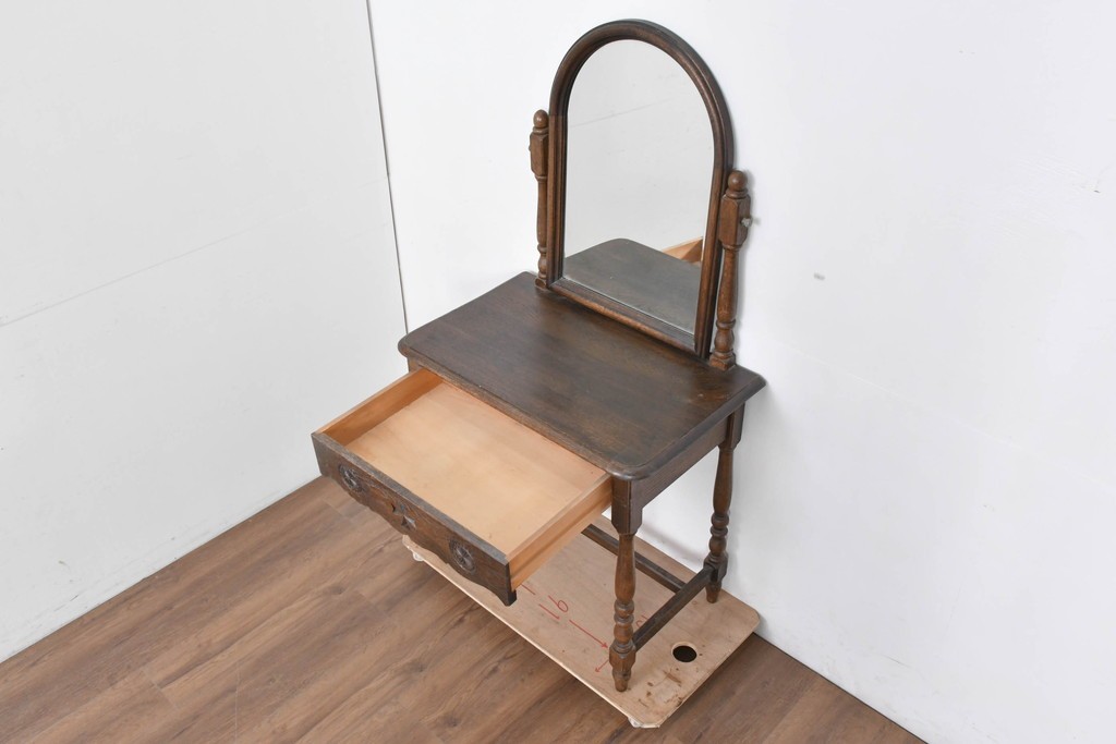 中古　別途有料でデスクにもリメイク可能!!　神戸洋家具　楢(ナラ)材　クラシカルな彫刻入りのドレッサー　(R-086623)