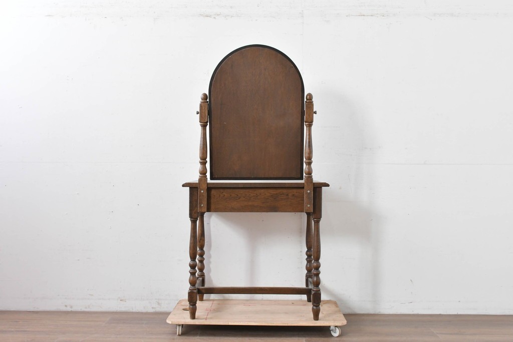 中古　別途有料でデスクにもリメイク可能!!　神戸洋家具　楢(ナラ)材　クラシカルな彫刻入りのドレッサー　(R-086623)