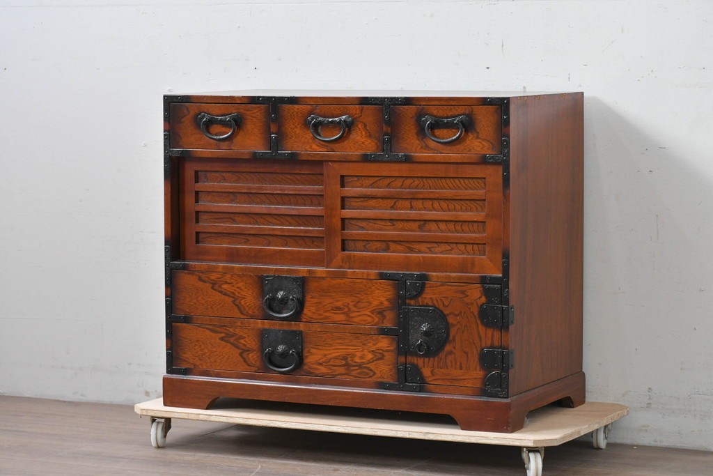 中古　民芸家具　時代箪笥風　引き戸収納付きの小振りな整理箪笥　(R-086624)