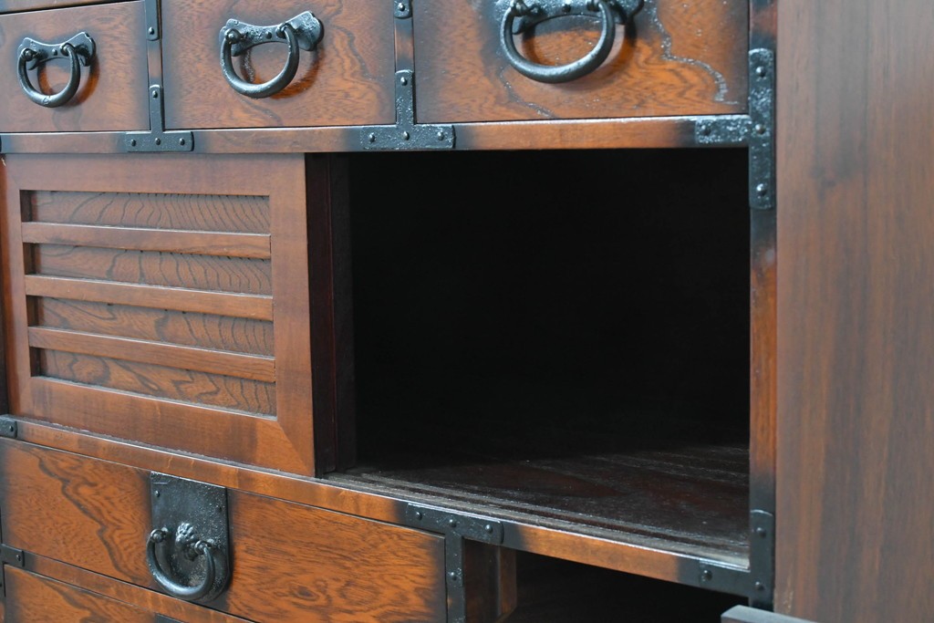 中古　民芸家具　時代箪笥風　引き戸収納付きの小振りな整理箪笥　(R-086624)