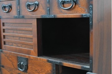 中古　民芸家具　時代箪笥風　引き戸収納付きの小振りな整理箪笥　(R-086624)