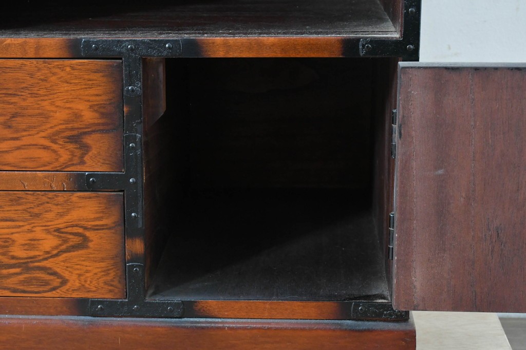 中古　民芸家具　時代箪笥風　引き戸収納付きの小振りな整理箪笥　(R-086624)