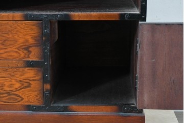 中古　民芸家具　時代箪笥風　引き戸収納付きの小振りな整理箪笥　(R-086624)