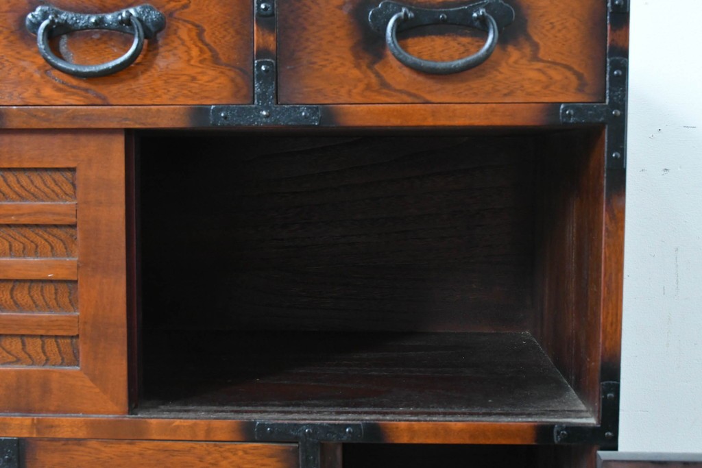 中古　民芸家具　時代箪笥風　引き戸収納付きの小振りな整理箪笥　(R-086624)