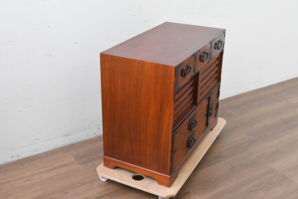 中古　民芸家具　時代箪笥風　引き戸収納付きの小振りな整理箪笥　(R-086624)