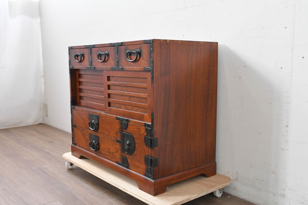 中古　民芸家具　時代箪笥風　引き戸収納付きの小振りな整理箪笥　(R-086624)