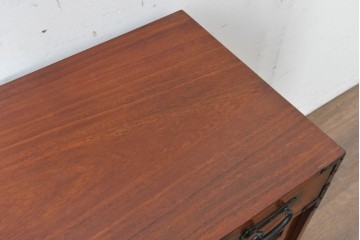 中古　民芸家具　時代箪笥風　引き戸収納付きの小振りな整理箪笥　(R-086624)