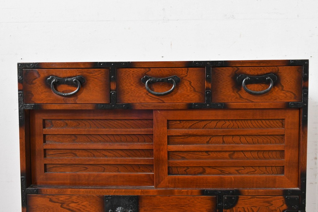 中古　民芸家具　時代箪笥風　引き戸収納付きの小振りな整理箪笥　(R-086624)