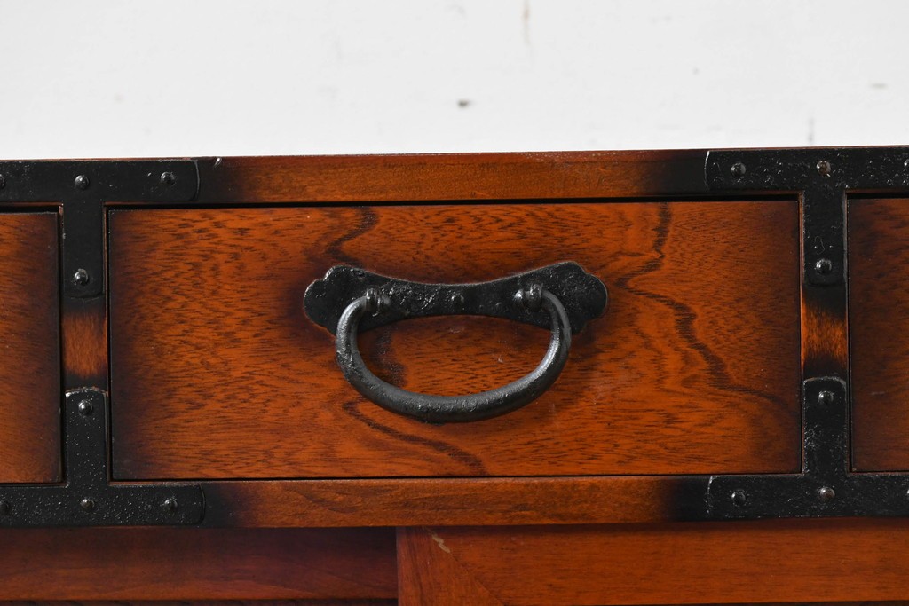 中古　民芸家具　時代箪笥風　引き戸収納付きの小振りな整理箪笥　(R-086624)