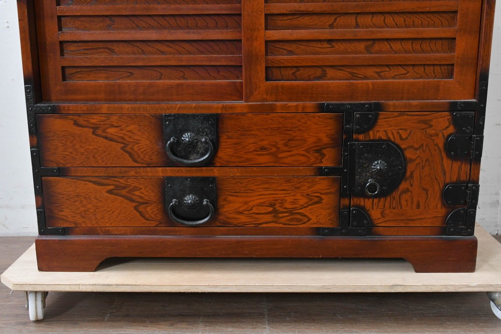 中古　民芸家具　時代箪笥風　引き戸収納付きの小振りな整理箪笥　(R-086624)