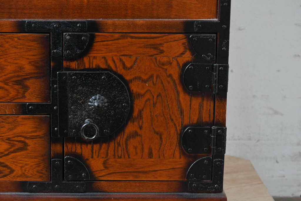 中古　民芸家具　時代箪笥風　引き戸収納付きの小振りな整理箪笥　(R-086624)