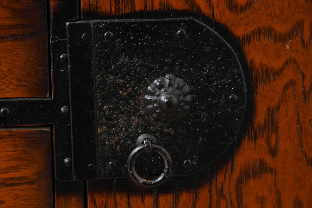 中古　民芸家具　時代箪笥風　引き戸収納付きの小振りな整理箪笥　(R-086624)