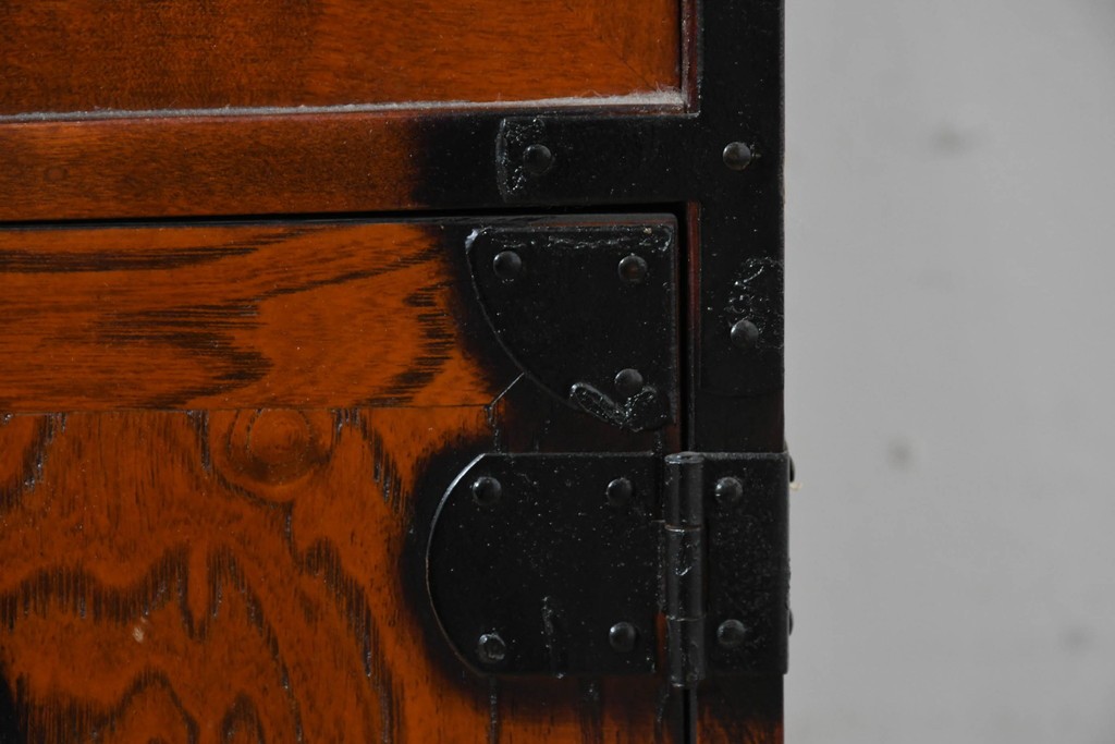 中古　民芸家具　時代箪笥風　引き戸収納付きの小振りな整理箪笥　(R-086624)