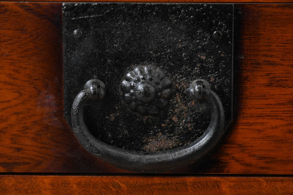 中古　民芸家具　時代箪笥風　引き戸収納付きの小振りな整理箪笥　(R-086624)