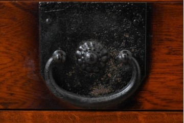 中古　民芸家具　時代箪笥風　引き戸収納付きの小振りな整理箪笥　(R-086624)