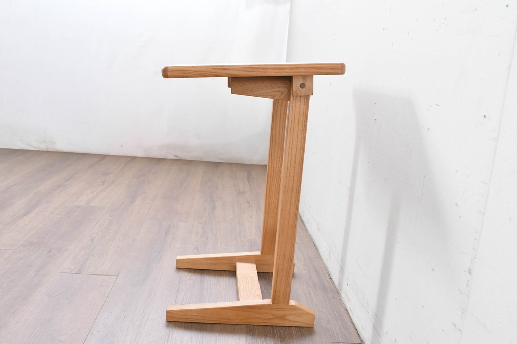 中古　美品　希少な廃番品　ZARA HOME(ザラホーム)　アッシュウッド材のシンプルな折り畳みサイドテーブル　(R-086625)