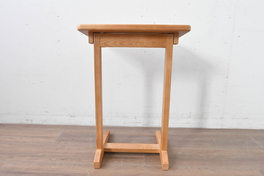 中古　美品　希少な廃番品　ZARA HOME(ザラホーム)　アッシュウッド材のシンプルな折り畳みサイドテーブル　(R-086625)