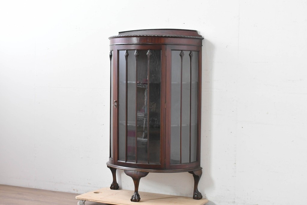 イギリスアンティーク　上品な艶を纏ったマホガニー材の小振りなボウフロントキャビネット　(R-086626)