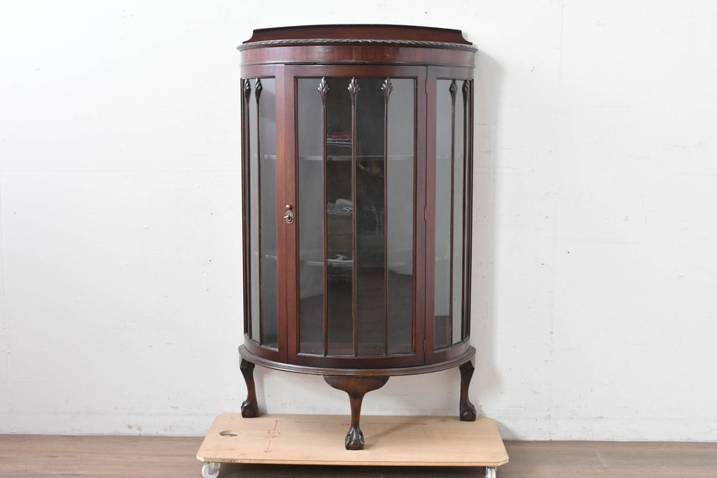 イギリスアンティーク　上品な艶を纏ったマホガニー材の小振りなボウフロントキャビネット　(R-086626)
