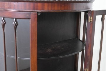 イギリスアンティーク　上品な艶を纏ったマホガニー材の小振りなボウフロントキャビネット　(R-086626)