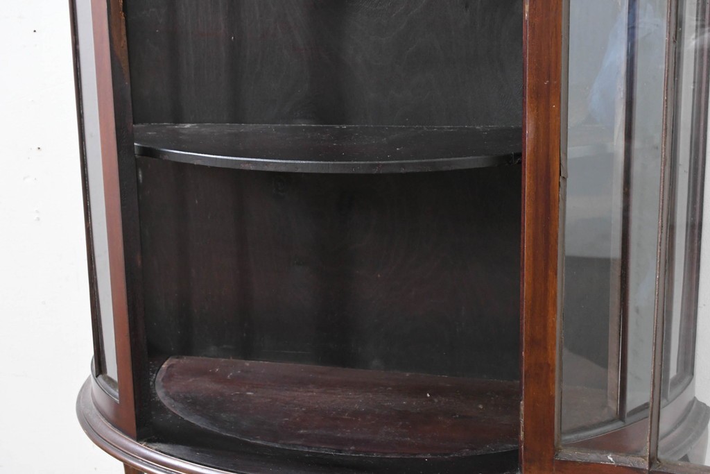 イギリスアンティーク　上品な艶を纏ったマホガニー材の小振りなボウフロントキャビネット　(R-086626)