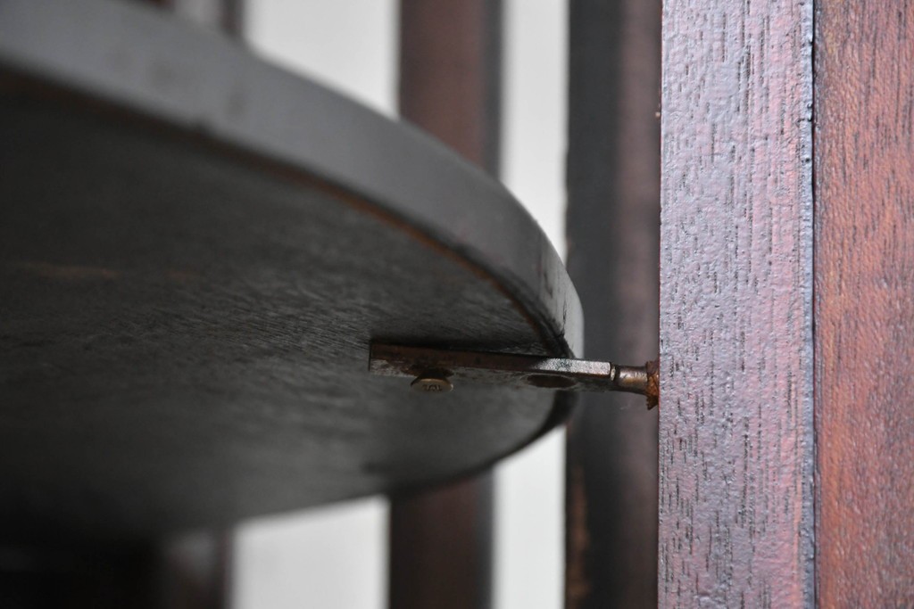 イギリスアンティーク　上品な艶を纏ったマホガニー材の小振りなボウフロントキャビネット　(R-086626)