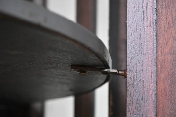 イギリスアンティーク　上品な艶を纏ったマホガニー材の小振りなボウフロントキャビネット　(R-086626)