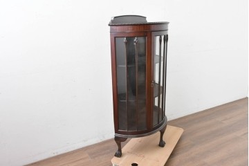 イギリスアンティーク　上品な艶を纏ったマホガニー材の小振りなボウフロントキャビネット　(R-086626)