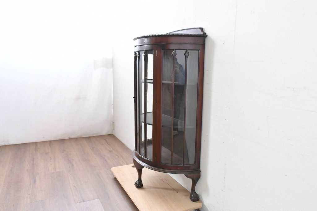 イギリスアンティーク　上品な艶を纏ったマホガニー材の小振りなボウフロントキャビネット　(R-086626)