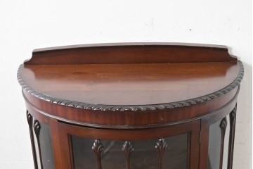 イギリスアンティーク　上品な艶を纏ったマホガニー材の小振りなボウフロントキャビネット　(R-086626)