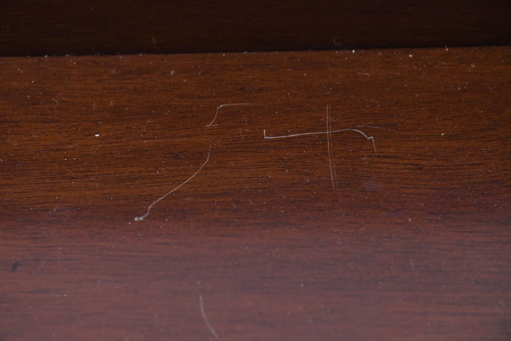 イギリスアンティーク　上品な艶を纏ったマホガニー材の小振りなボウフロントキャビネット　(R-086626)