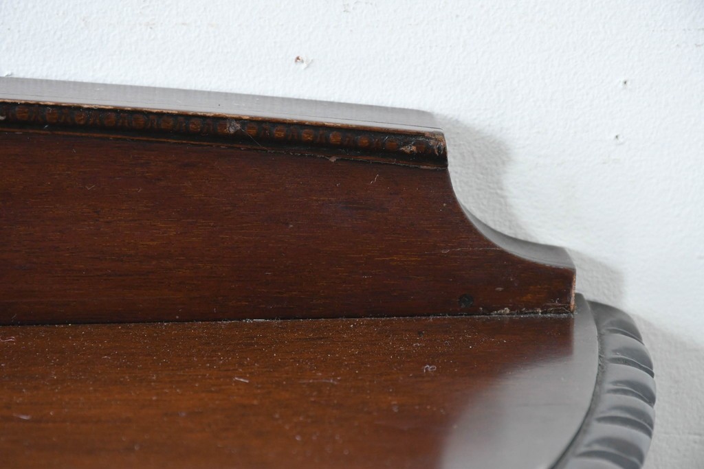 イギリスアンティーク　上品な艶を纏ったマホガニー材の小振りなボウフロントキャビネット　(R-086626)