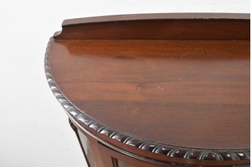 イギリスアンティーク　上品な艶を纏ったマホガニー材の小振りなボウフロントキャビネット　(R-086626)