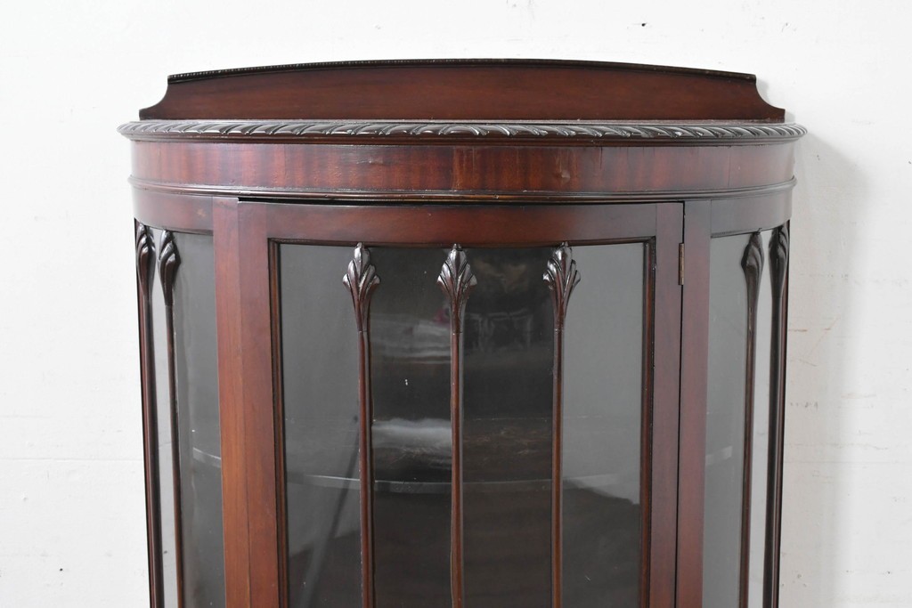 イギリスアンティーク　上品な艶を纏ったマホガニー材の小振りなボウフロントキャビネット　(R-086626)