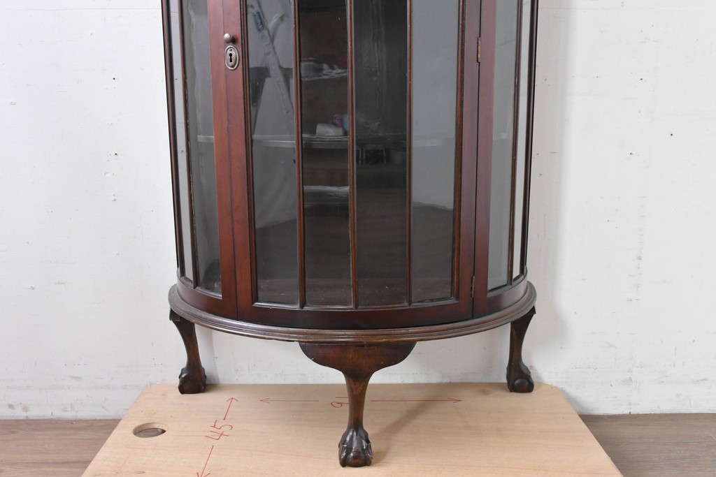 イギリスアンティーク　上品な艶を纏ったマホガニー材の小振りなボウフロントキャビネット　(R-086626)