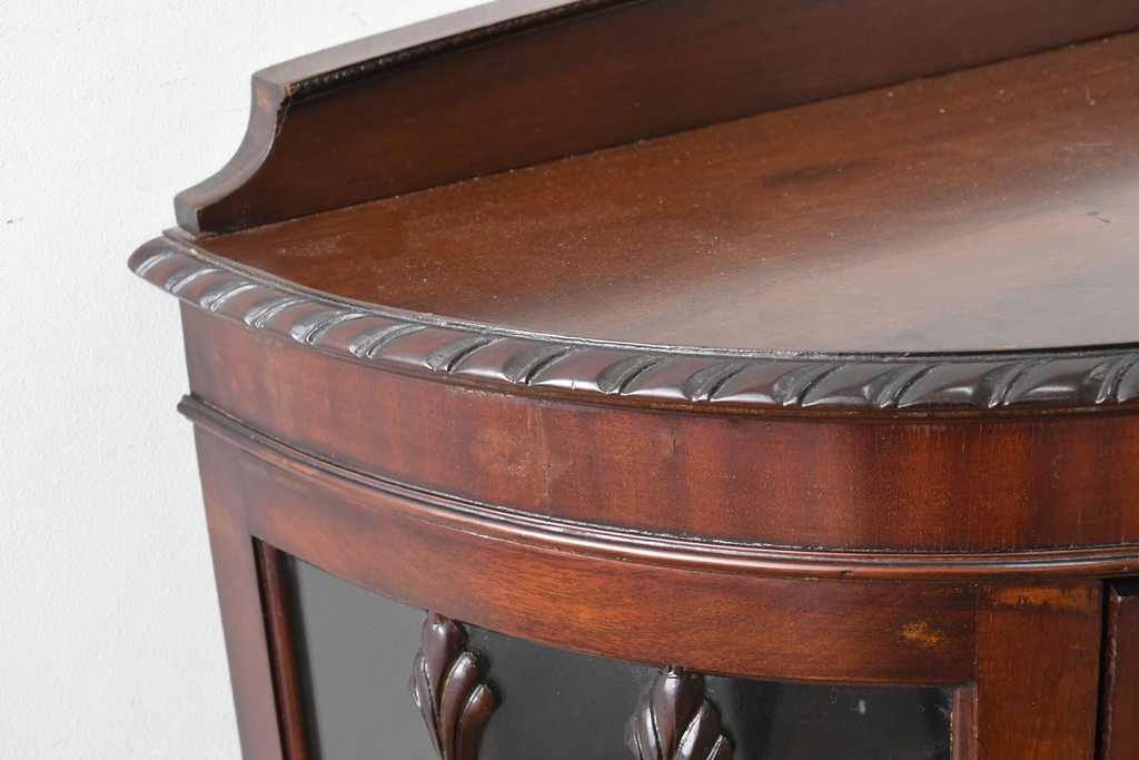 イギリスアンティーク　上品な艶を纏ったマホガニー材の小振りなボウフロントキャビネット　(R-086626)