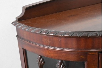 イギリスアンティーク　上品な艶を纏ったマホガニー材の小振りなボウフロントキャビネット　(R-086626)