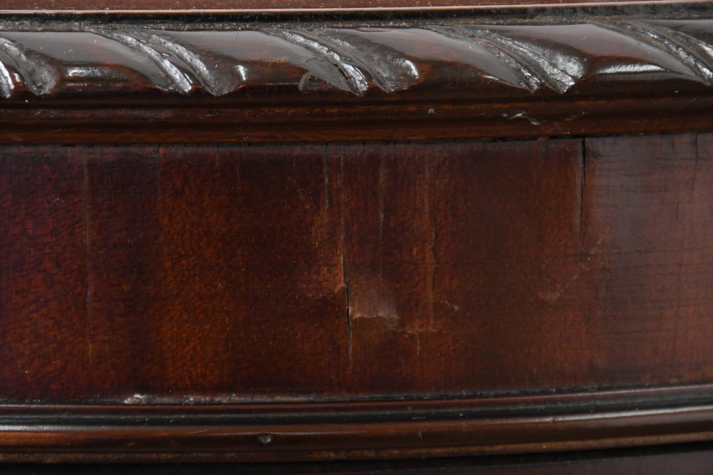 イギリスアンティーク　上品な艶を纏ったマホガニー材の小振りなボウフロントキャビネット　(R-086626)