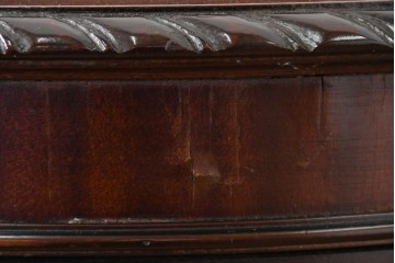 イギリスアンティーク　上品な艶を纏ったマホガニー材の小振りなボウフロントキャビネット　(R-086626)