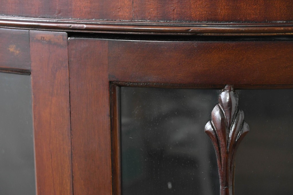 イギリスアンティーク　上品な艶を纏ったマホガニー材の小振りなボウフロントキャビネット　(R-086626)